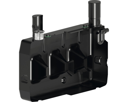 Černá nádrž na dešťovou vodu pro zavlažování zahrady.