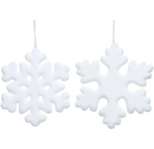 Dvě bílé sněhové vločky jako ozdoby na vánoční stromek