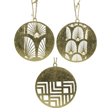 Tři kulaté, zlatavé ozdobné závěsy s různými vzory a věšáky