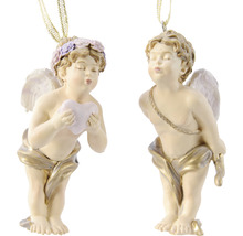 Dva andělské přívěsky se zlatými závěsy, jeden drží srdce.