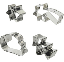 Čtyři kovové vykrajovátka ve tvaru hvězdy, komety a vánočního stromku