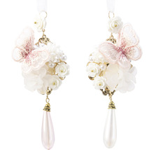 Dva ozdobné závěsy s květy, motýlem a přívěskem ve tvaru kapky