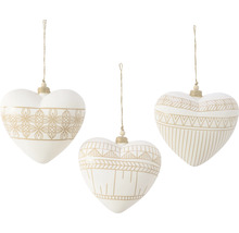 Tři bílá ozdobná srdce s různými vzory visí na provázcích.