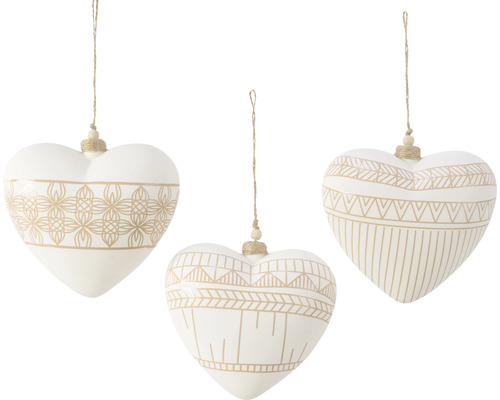 Vánoční ozdoby skleněné srdíčka bílé se vzorem Tři bílá ozdobná srdce s různými vzory visí na provázcích.