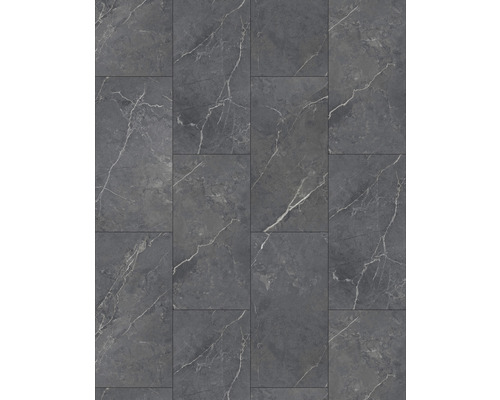 Šedé dlaždice s mramorovým vzhledem.