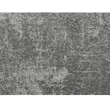 Detail šedého koberce.