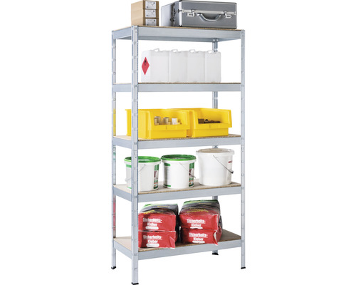 Regál s pěti úrovněmi a různými skladovacími předměty