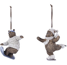 Dvě figurky medvědů jako ozdoby na stromeček: jeden medvěd na snowboardu a jeden bruslící medvěd
