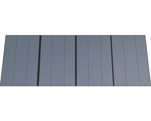 Pohled shora na čtyři solární panely pro výrobu elektřiny