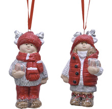 Dvě vánoční ozdobné figurky s červeným oblečením a poutkem na zavěšení