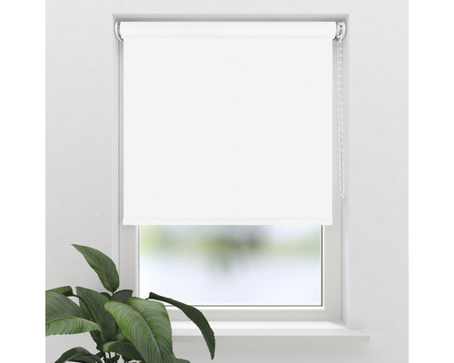 Okna s bílou roletou