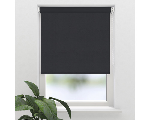 Okna s černou roletou