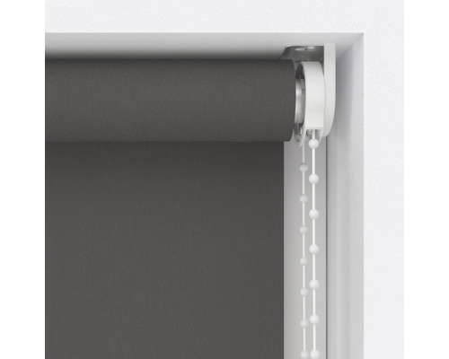 Šedá roleta s řetízkovým ovládáním pro dekoraci oken
