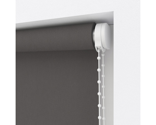 Šedá roleta s ovládacím řetízkem k dekoraci okna