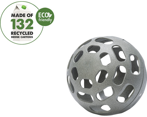 Šedý hrací míč s otvory, vyrobený ze 132 recyklovaných nápojových kartonů, štítek Eco friendly