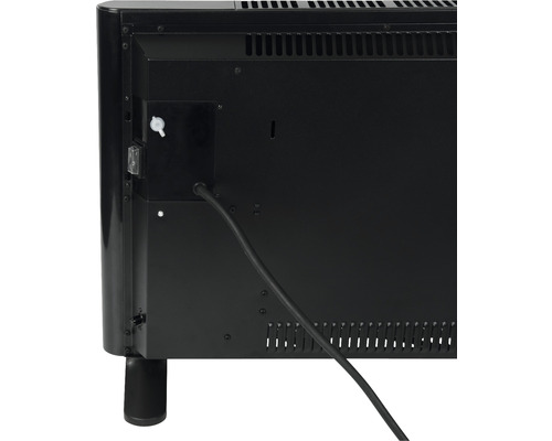 Pohled zezadu na černý konvektorový ohřívač s napájecím kabelem