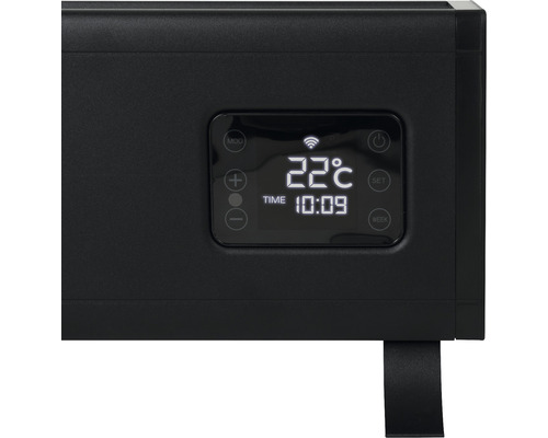 Detail elektrického topení s digitálním displejem zobrazujícím teplotu a nastavení