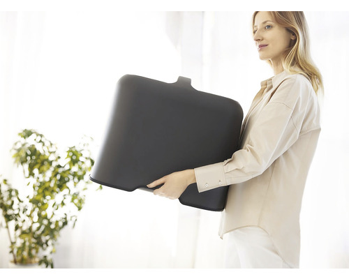 Žena nese květináč