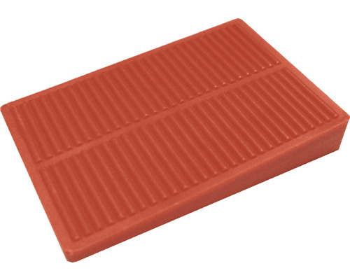 Plastový montážní klín s rýhovaným povrchem