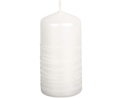 Vánoční svíčka válec ANDROMEDA Ø5 x 10 cm bílá Dekorativní sloupová svíčka s horizontálním reliéfem