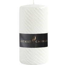 Dekorativní bílá válcová svíčka se spirálovým vzorem a logem Artman Candles