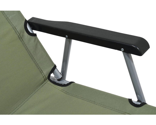 Detailní záběr kempingové židle s područkou, látkovým potahem a kovovým rámem.