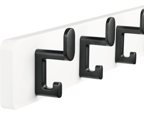 Nástěnný věšák s několika háčky