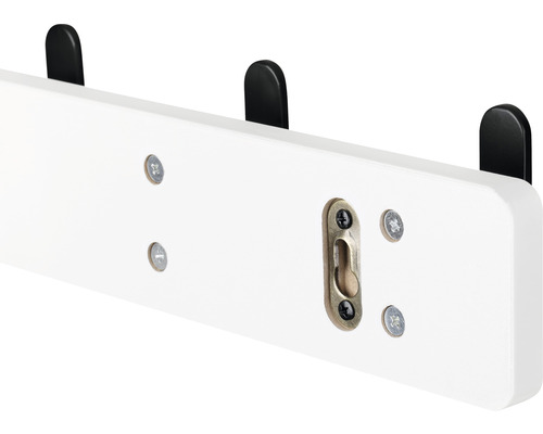 Šatní tyč s háčky a závěsem