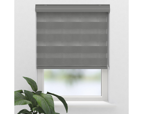 Šedá dvojitá roleta v okně pro regulaci světla
