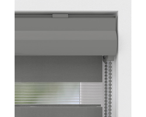 Šedá dvojitá roleta v okenním rámu