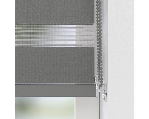 Šedá dvojitá roleta s řetízkovým pohonem pro dekoraci oken