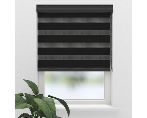 Okno s černou dvojitou roletou pro dekoraci oken a soukromí