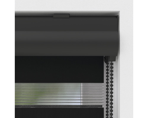 Detailní záběr černé dvojité rolety pro regulaci světla v okně.