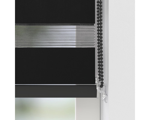 Detailní pohled na dvojitou roletu s řetízkovým ovládáním pro dekoraci oken a regulaci světla