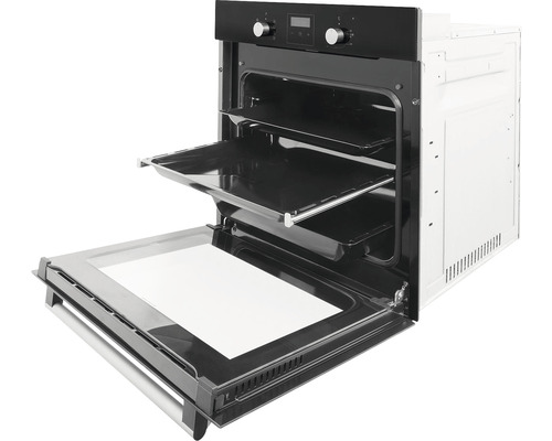 Vestavná trouba s otevřenými dvířky a dvěma plechy na pečení