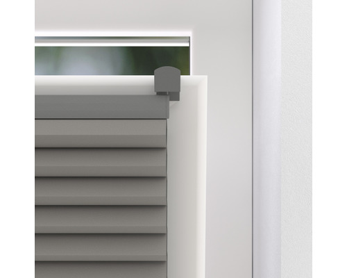 Detail šedé plisované žaluzie na okně