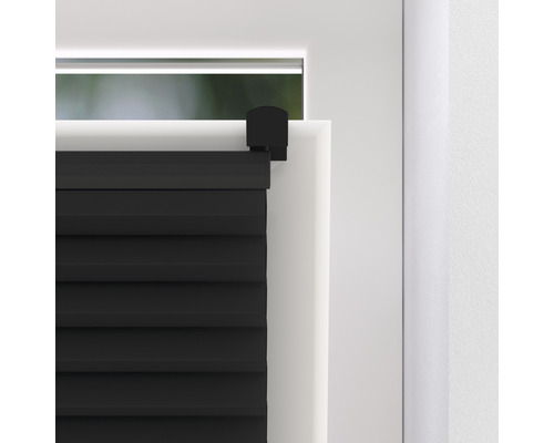 Detailní pohled na černé skládané žaluzie na okně