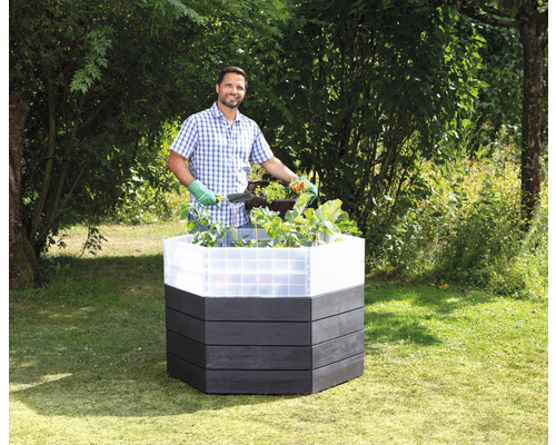 Dřevěný vyvýšený záhon s mužem na zahradě