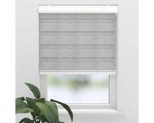 Šedá dvojitá roleta v okně pro regulaci světla