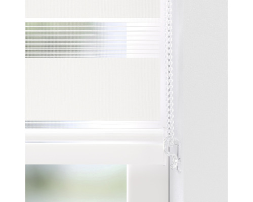 Detailní pohled na bílou roletu den a noc s ovládacím řetízkem