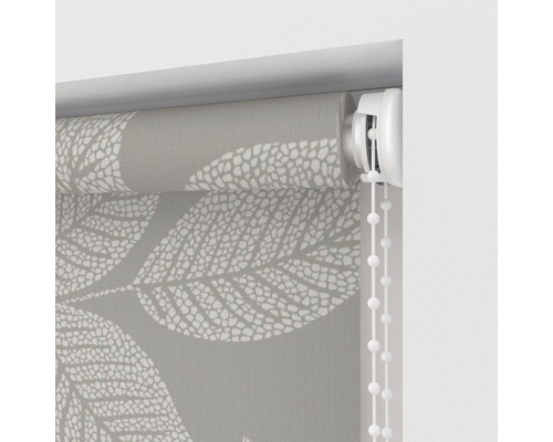 Roleta se vzorem listů na okno