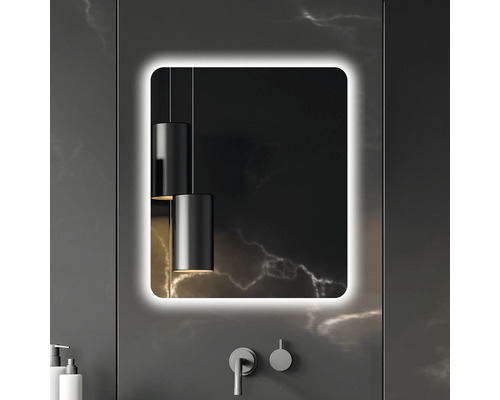 Koupelnová scéna s osvětleným zrcadlem, umyvadlovou baterií a závěsnými svítidly