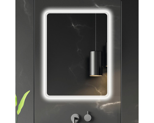 Obdélníkové zrcadlo s LED osvětlením v koupelně