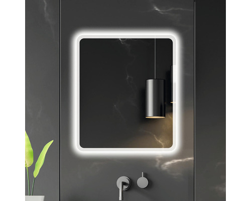 Osvětlené obdélníkové koupelnové zrcadlo s armaturou a závěsnou lampou