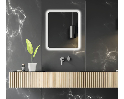 Moderní koupelna s osvětleným zrcadlem, umyvadlem a baterií