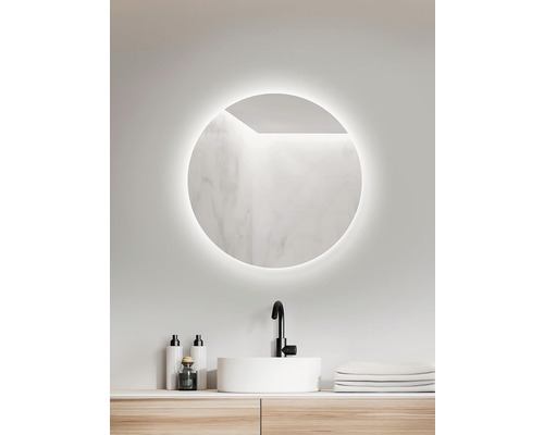 Koupelna s kulatým zrcadlem, umyvadlem a baterií