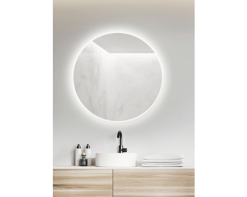 Moderní koupelna s kulatým zrcadlem s LED osvětlením, umyvadlem a dřevěnou skříňkou