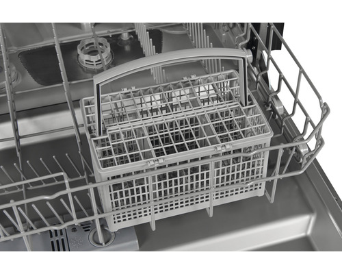 Vnitřní pohled na myčku s košíkem na příbory