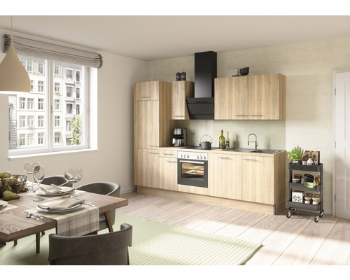 Světlá kuchyně s jídelním stolem a židlemi v obývacím pokoji