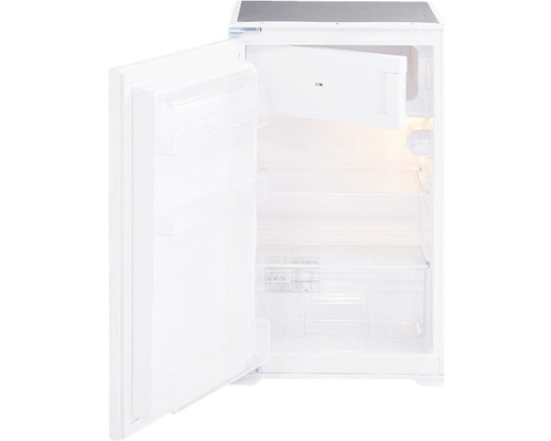 Otevřená bílá lednice s policemi